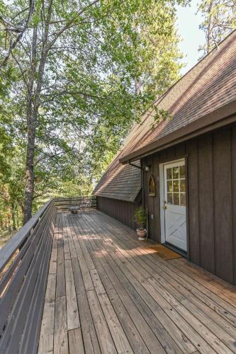 Hathaway Hideaway Loft Apartment — 4-Star Luxury Hotel in Arnold, United States