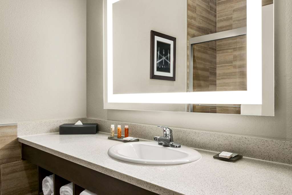 La Quinta Inn & Suites by Wyndham Brownsville North - photo 41