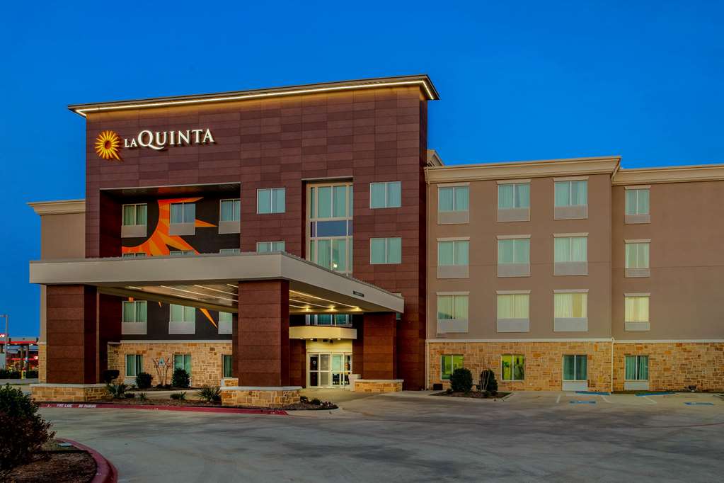 La Quinta Inn & Suites by Wyndham Northlake Fort Worth - photo 4