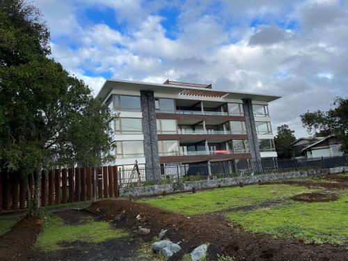 Moderno Edifício Frente al Lago — 4-Star Luxury Hotel in Pucon, Chile