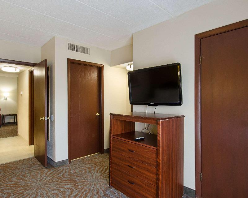 Quality Inn & Suites - photo 17
