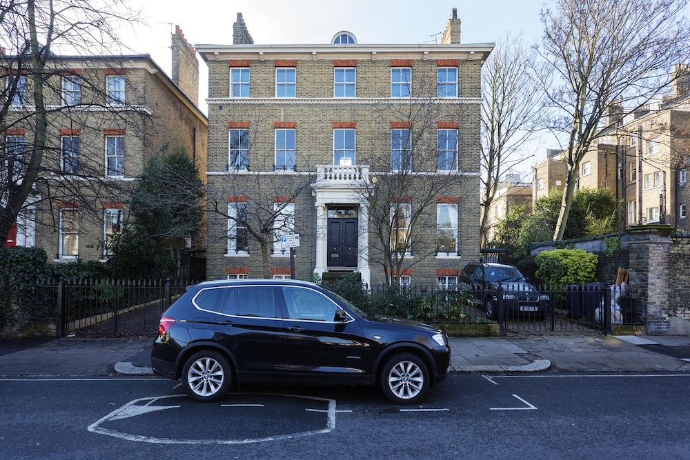 Veeve The Elms Hideaway — 4-Star Luxury Hotel in London, United Kingdom