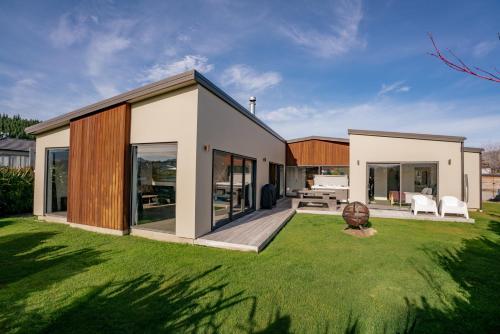 Casa Central Wanaka Holiday Home — 4-Star Luxury Hotel in Wanaka, New Zealand