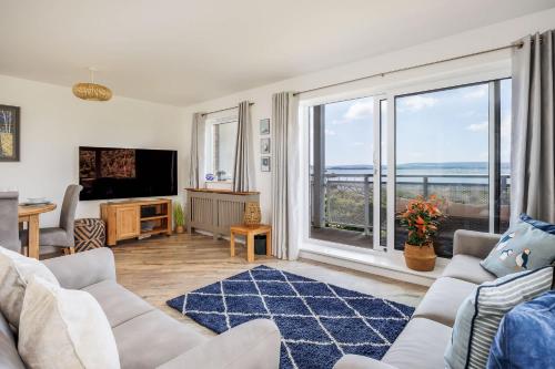 Isle View Large Corner Balcony with Harbour Views — 4-Star Luxury Hotel in Poole, United Kingdom