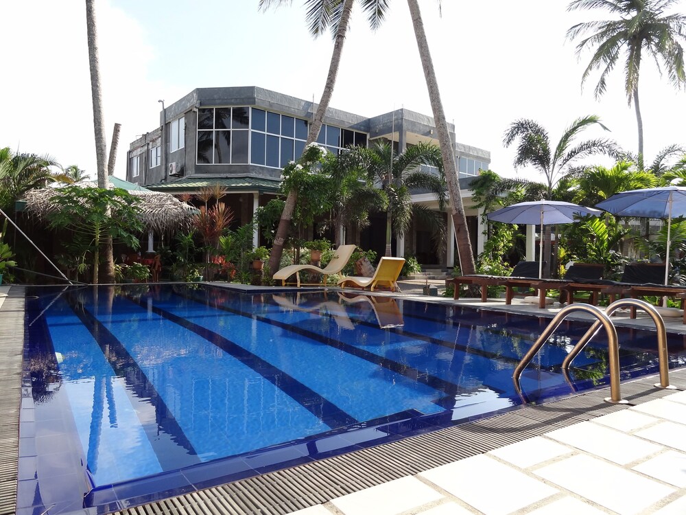 Maple Leaf Hotel - last minute hotel in Negombo