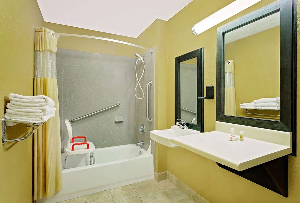 Days Inn by Wyndham Savannah - photo 17