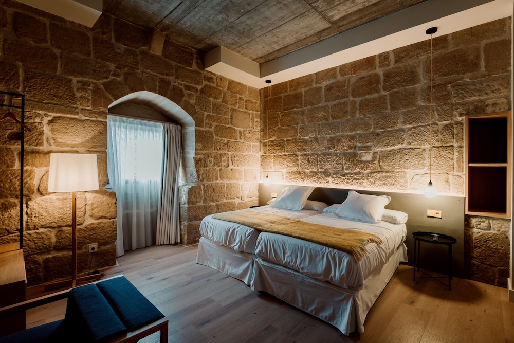 Boutique Palacio Condes de Cirac — 4-Star Luxury Hotel in Villalba De Rioja, Spain