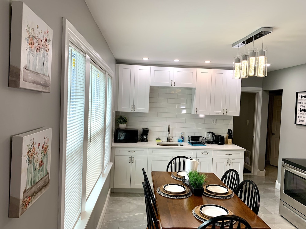 The Horseshoe Falls Villa 6BR Free Parking Minutes From Falls & Casino - photo 10