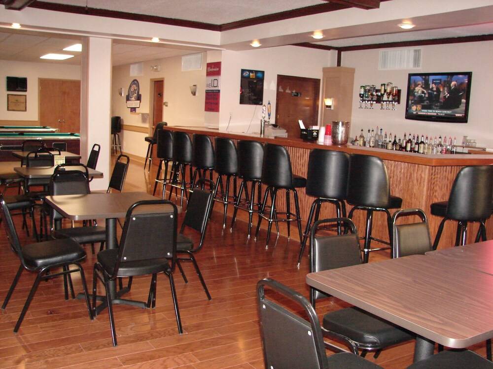 Columbus Inn & Suites - photo 17
