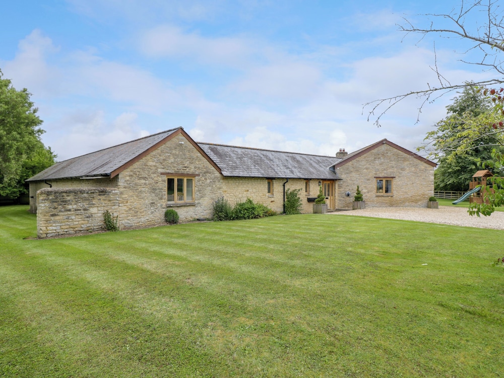 Lower Farm Barn - carbon neutral hotel in Bampton