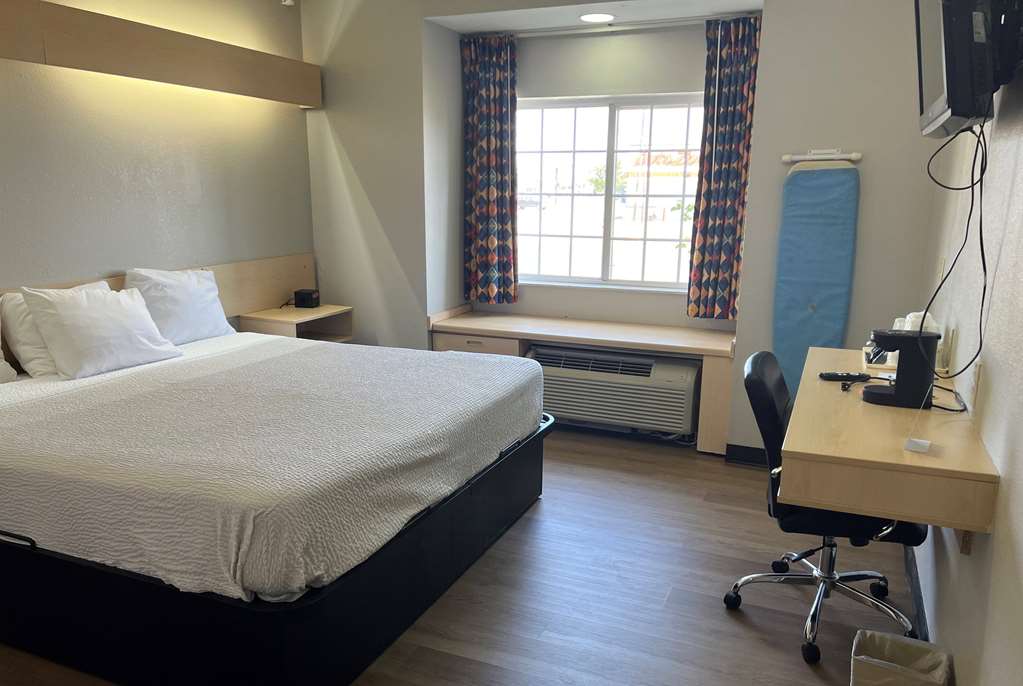 Days Inn & Suites by Wyndham Hutchinson - photo 14