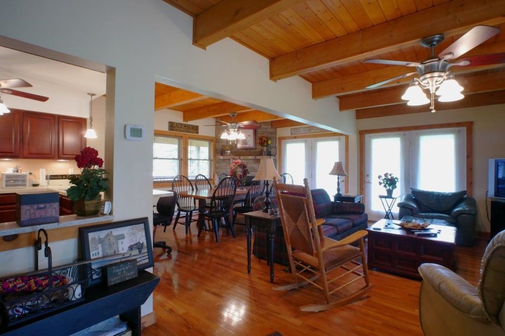 Horseshoe Lodge — 4-Star Luxury Hotel in Davis, United States