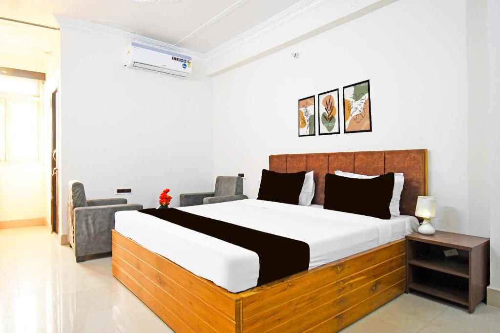 Super Collection O Raja Bazar Bailey Road — hotel near Jay Prakash Narayan Airport