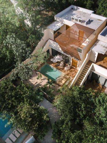 Bali 4BR Villa w Pool Rooftop Jacuzzi and BBQ — 4-Star Luxury Hotel in Tulum, Mexico