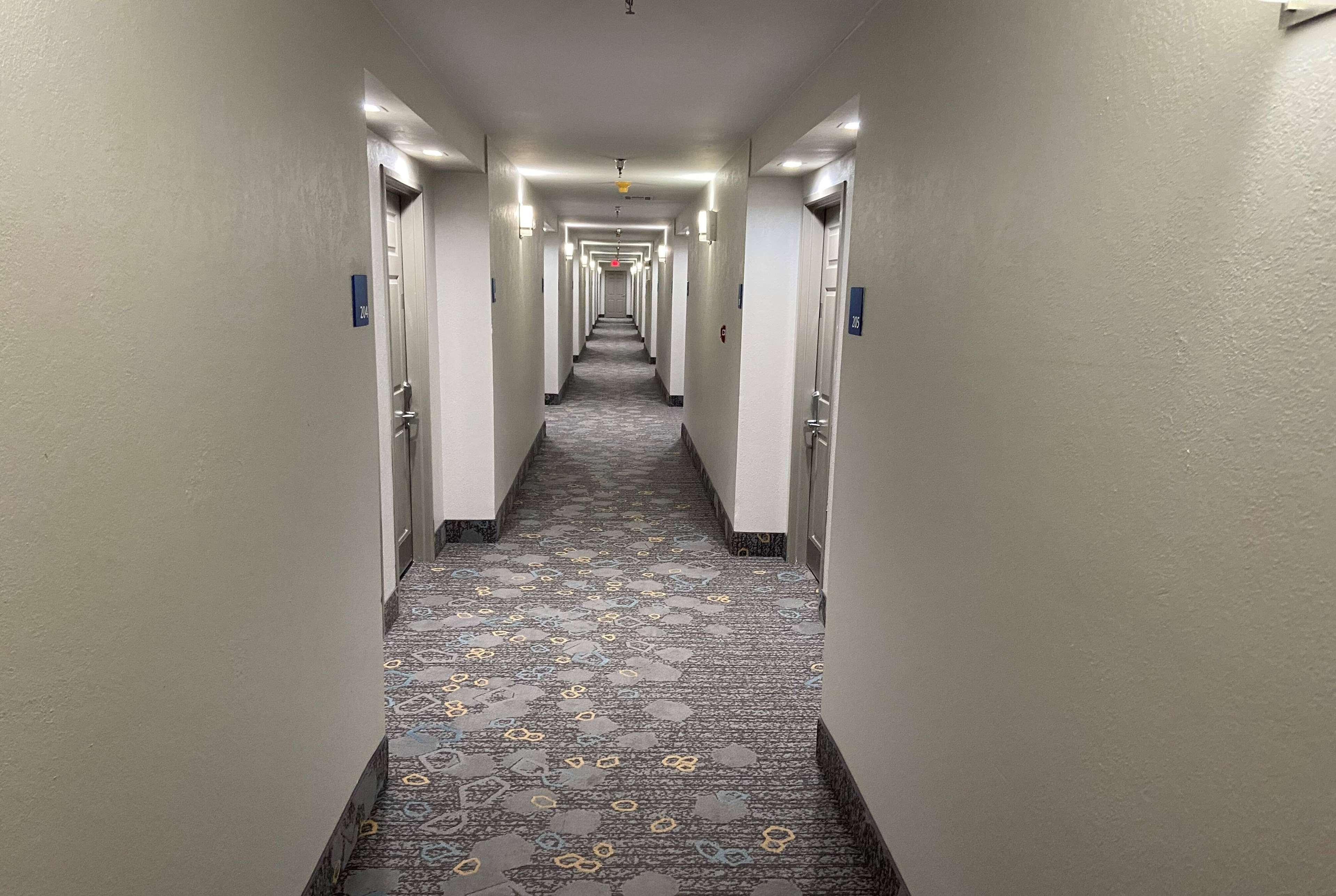 Days Inn & Suites by Wyndham Tahlequah - photo 27