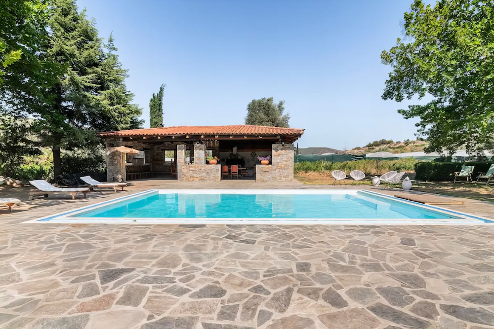 Estate Villa OINOI with Pool — 4-Star Luxury Hotel in Marathonas, Greece