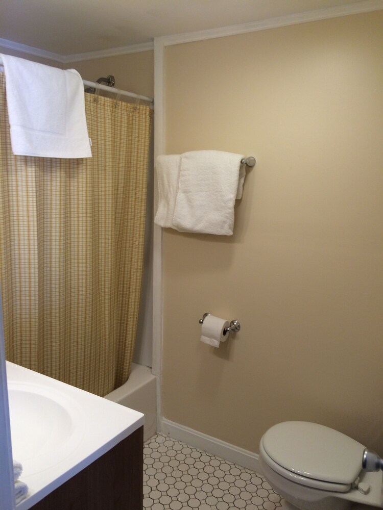 Emerald Isle Motel - photo 25