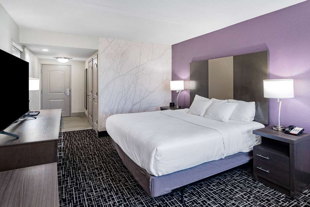 La Quinta Inn & Suites by Wyndham Chattanooga East Ridge - photo 21