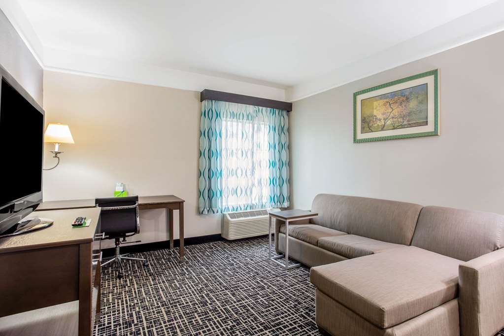 La Quinta Inn & Suites by Wyndham Fultondale Birmingham N - photo 23
