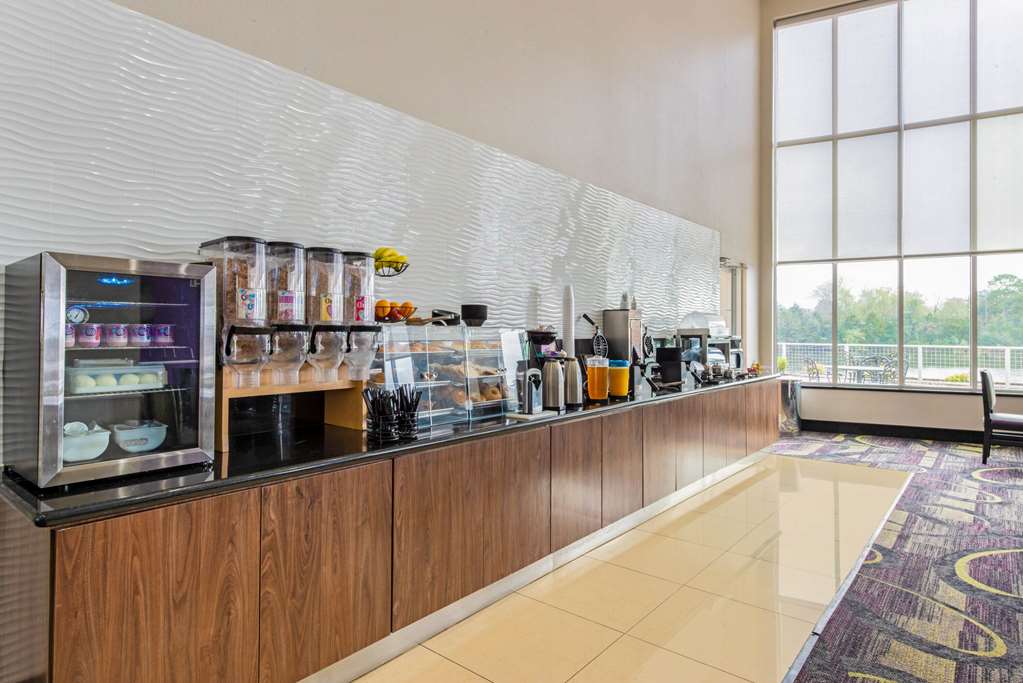 La Quinta Inn & Suites by Wyndham Bridge City - photo 25