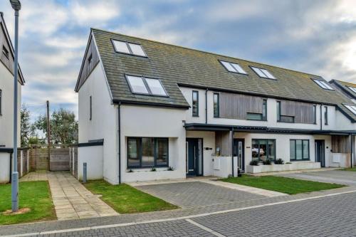 Sunny Eco Home minutes from the beach — 4-Star Luxury Hotel in Newquay, United Kingdom