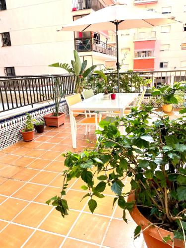 Apartamento junto al mar en playa San CristA3bal — 4-Star Luxury Hotel in Almunecar, Spain