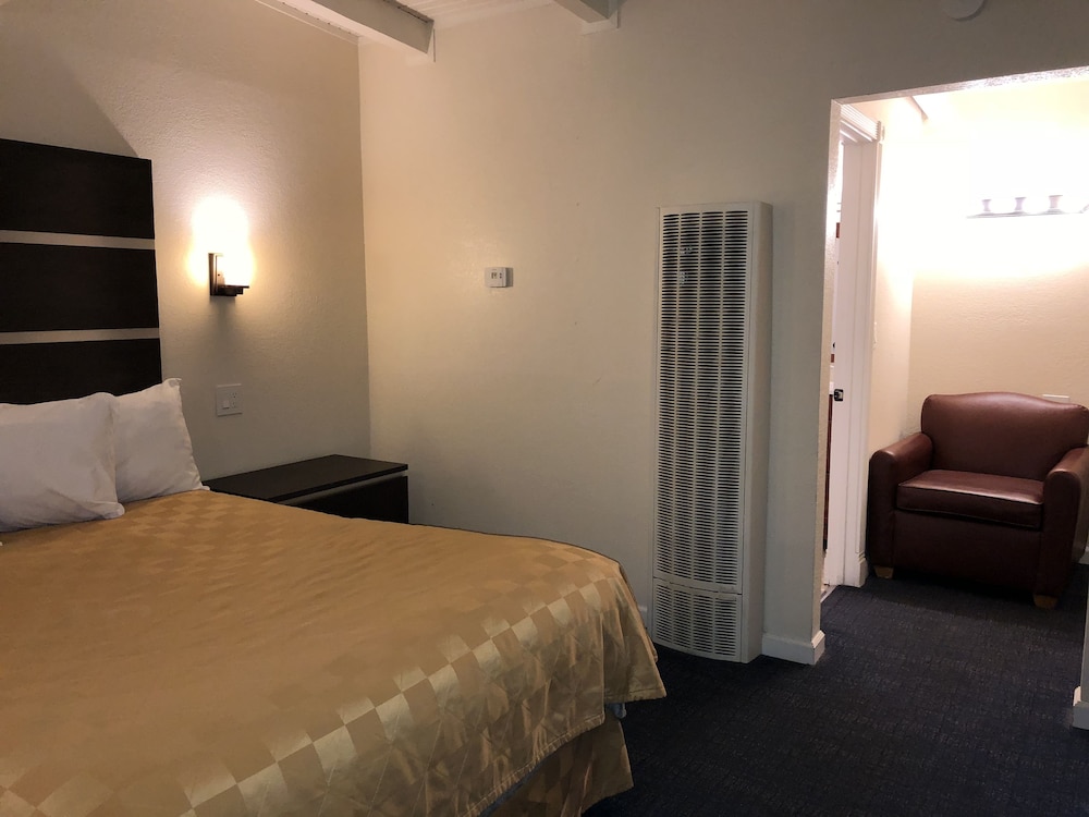 Cedar Inn & Suites - photo 21