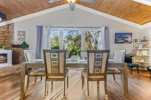 Fully Stocked Pet friendly Relaxing Home Near Yosemite and Bass Lake — 4-Star Luxury Hotel in North Fork, United States