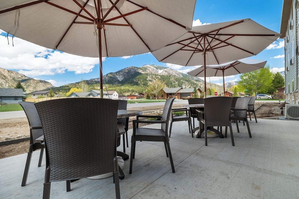 Cobblestone Hotel & Suites Alpine - photo 34
