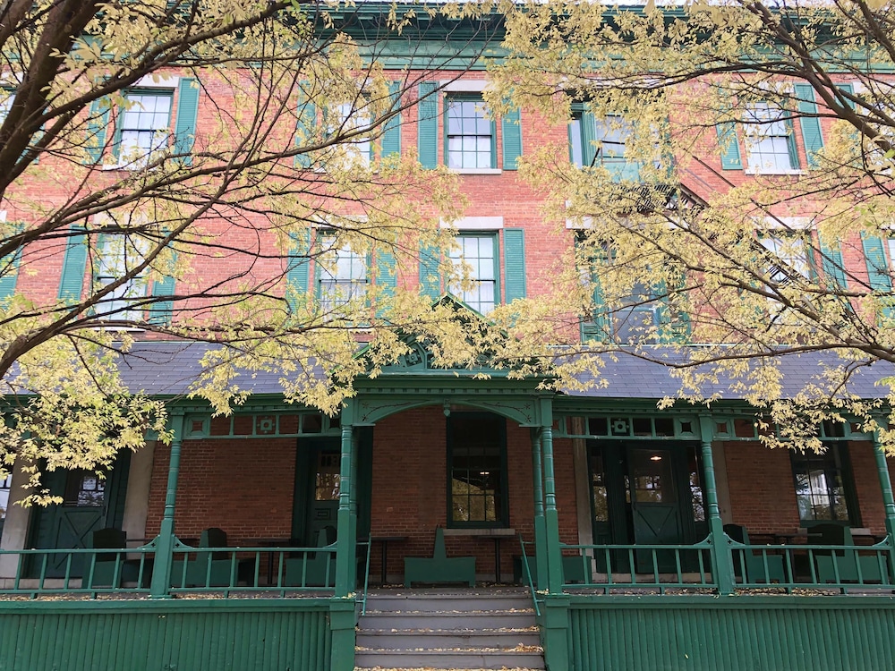 Rogues Harbor Inn in Lansing, United States