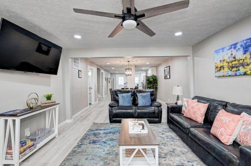Spacious home away from home Hot tub — 4-Star Luxury Hotel in Indianapolis, United States