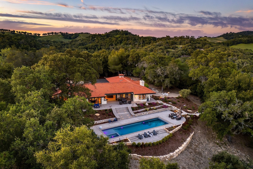 Rancho Robles by AvantStay Vineyard Villa w Views Pool Privacy — 4-Star Luxury Hotel in Paso Robles, United States