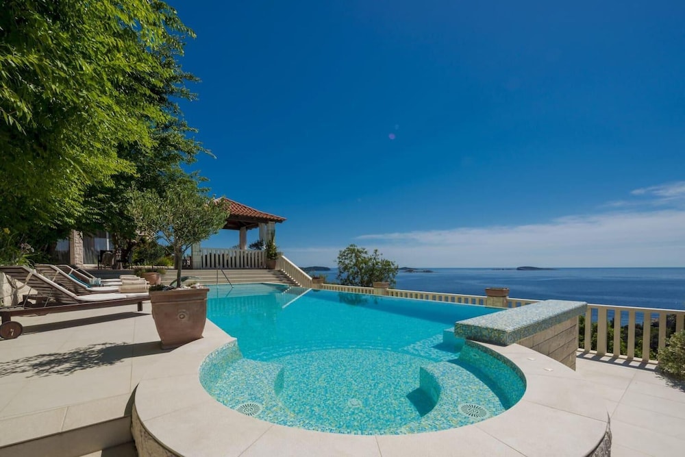 Private Seaside Villa Sleeps 10 With Infinity Pool — 4-Star Luxury Hotel in Srebreno, Croatia