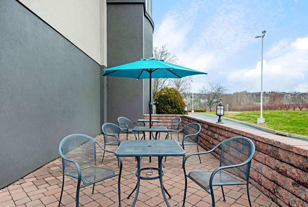 La Quinta Inn & Suites by Wyndham New Cumberland Harrisburg - photo 36