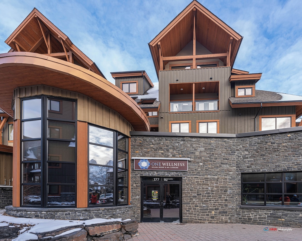 Solara Corner Suite Pool & Hot Tub & Spa — 4-Star Luxury Hotel in Canmore, Canada