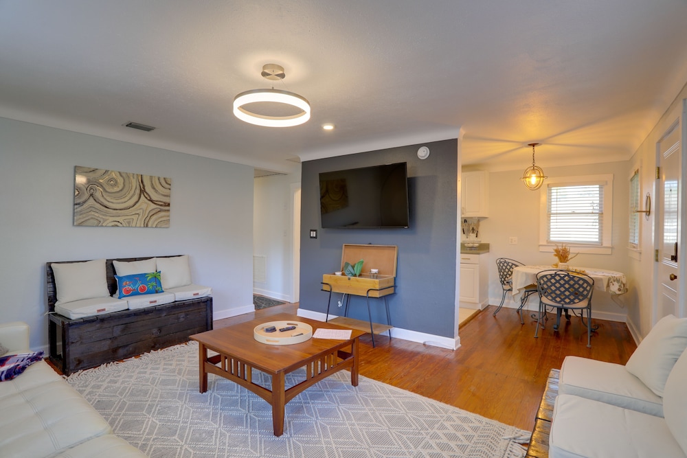 St Petersburg Vacation Rental Home w Pergola - featured photo