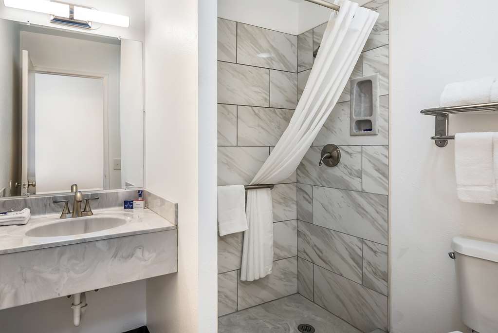 Americas Best Value Inn East Peoria - photo 28