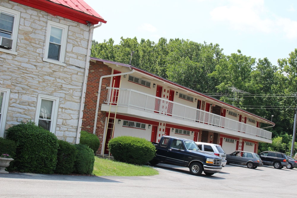 Hometown Inn Staunton - photo 22