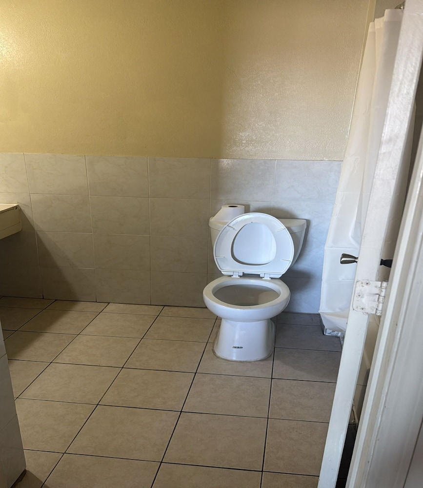 Cole Manor Motel By Oyo Love Field Market Center - photo 12