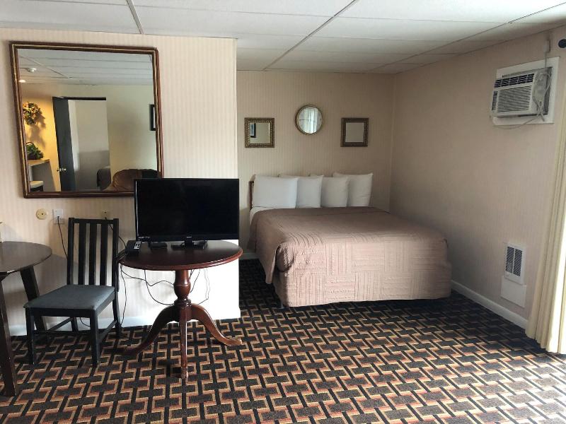 Colonial Inn Ellsworth - photo 68