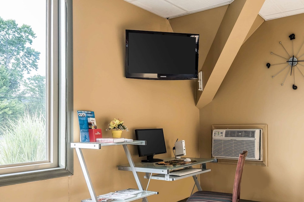 Econo Lodge Inn And Suites - photo 23