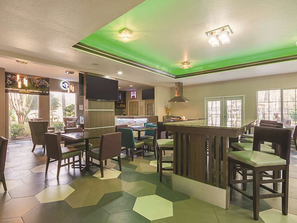La Quinta Inn & Suites by Wyndham Kingwood Houston IAH Airpt - photo 39