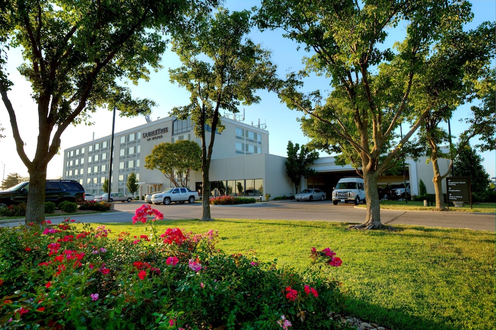 DoubleTree by Hilton Hotel Wichita Airport in Wichita, United States