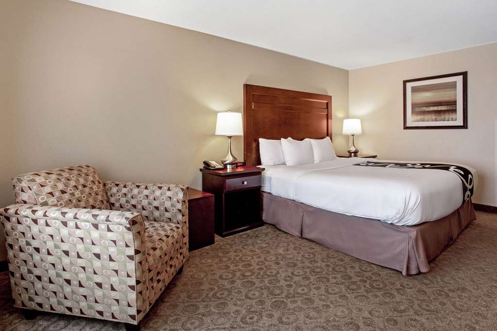 La Quinta Inn & Suites by Wyndham Bismarck - photo 20