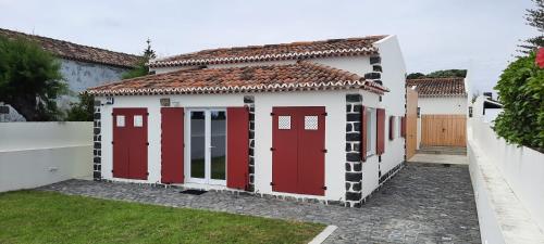 Lila Beach Villa — 4-Star Luxury Hotel in Ponta Delgada, Portugal
