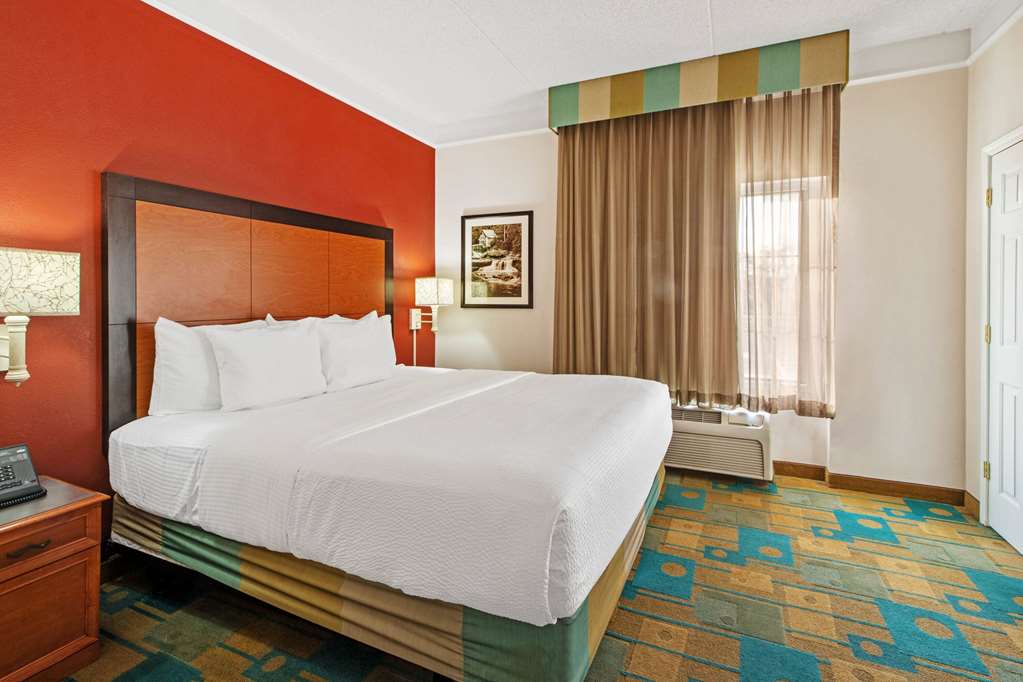 La Quinta Inn & Suites by Wyndham Albuquerque West - photo 20