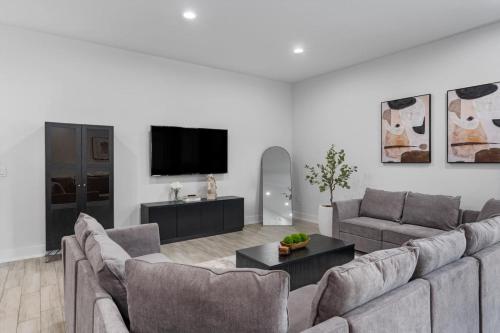 Mega Sized Luxury Up to 24 Ppl Downtown Access in Austin, United States