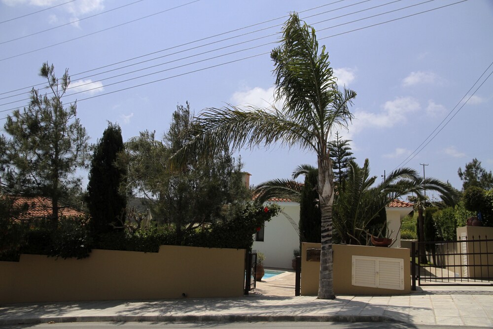 Eve Pissouri Xιnisteri Villa — 4-Star Luxury Hotel in Pissouri, Cyprus