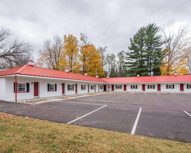 Econo Lodge Saint Albans - photo 10