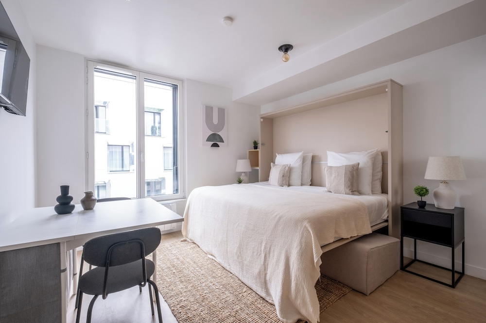 Luxueux Appartement à Batignolles — 4-Star Luxury Hotel in Paris, France